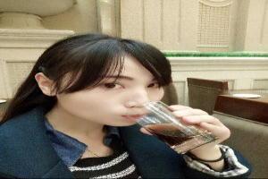 王默脖子后面的彼岸花